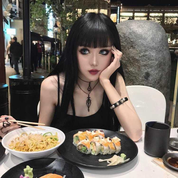 Китайская модель Кина Шен