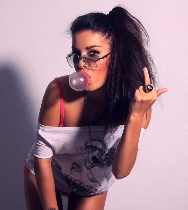 Сумасшедшая брюнетка