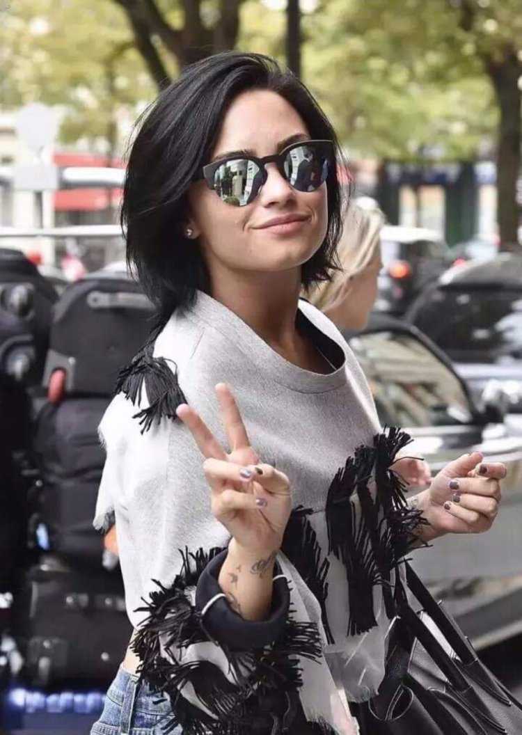 Деми Ловато асимметричное каре