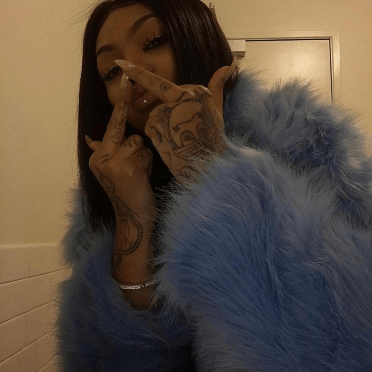 Cuban Doll курит