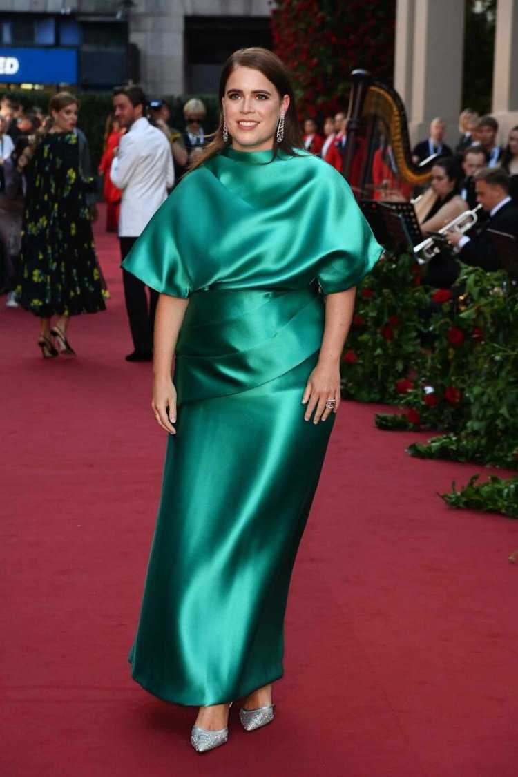 Эпатажная брюнетка20