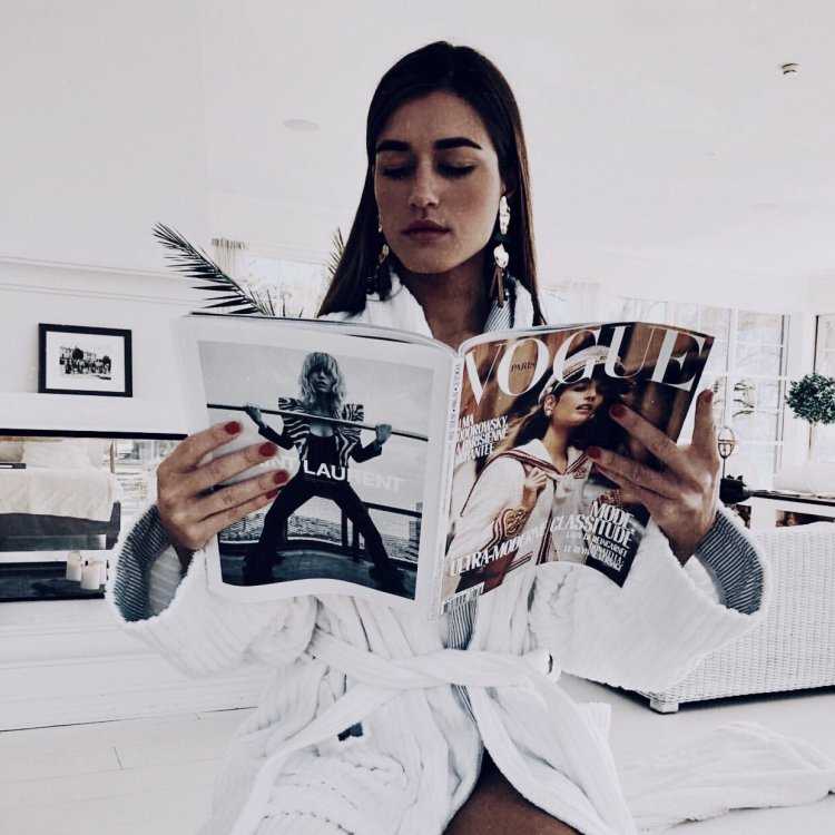 Девушка с журналом