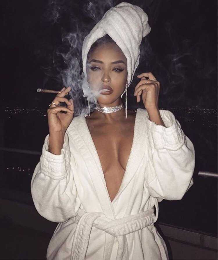 Эпатажная брюнетка31