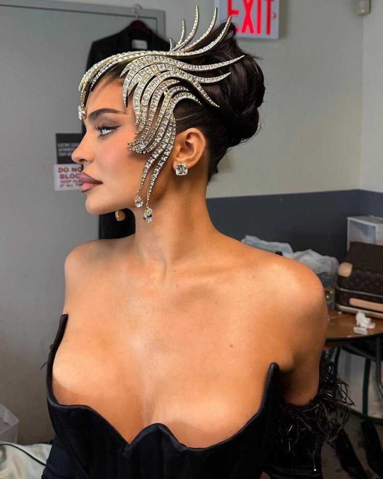 Кайли Дженнер высокая прическа