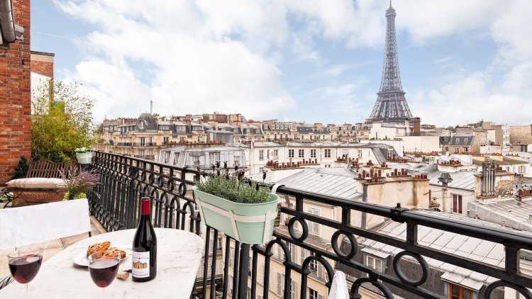 Кафе в Париже на берегу Сены