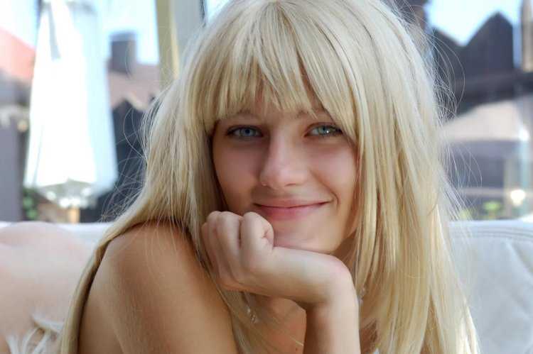 Блондинка у елки