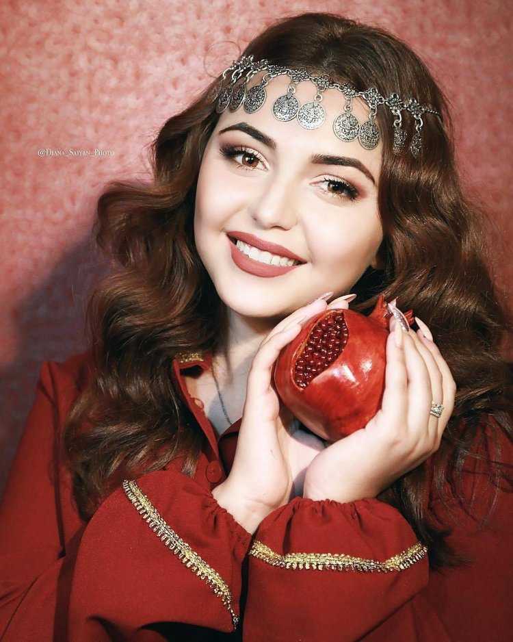 Армянская девушка с гранатом