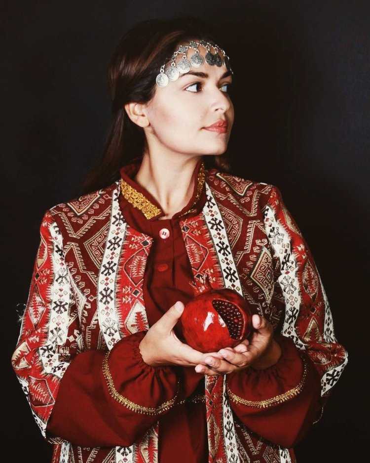 Армянские красавицы в национальных костюмах