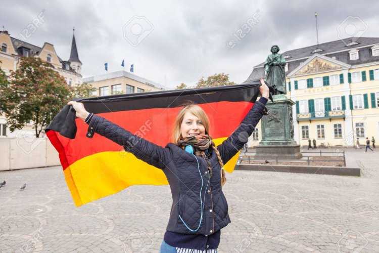 Девушка с немецким флагом