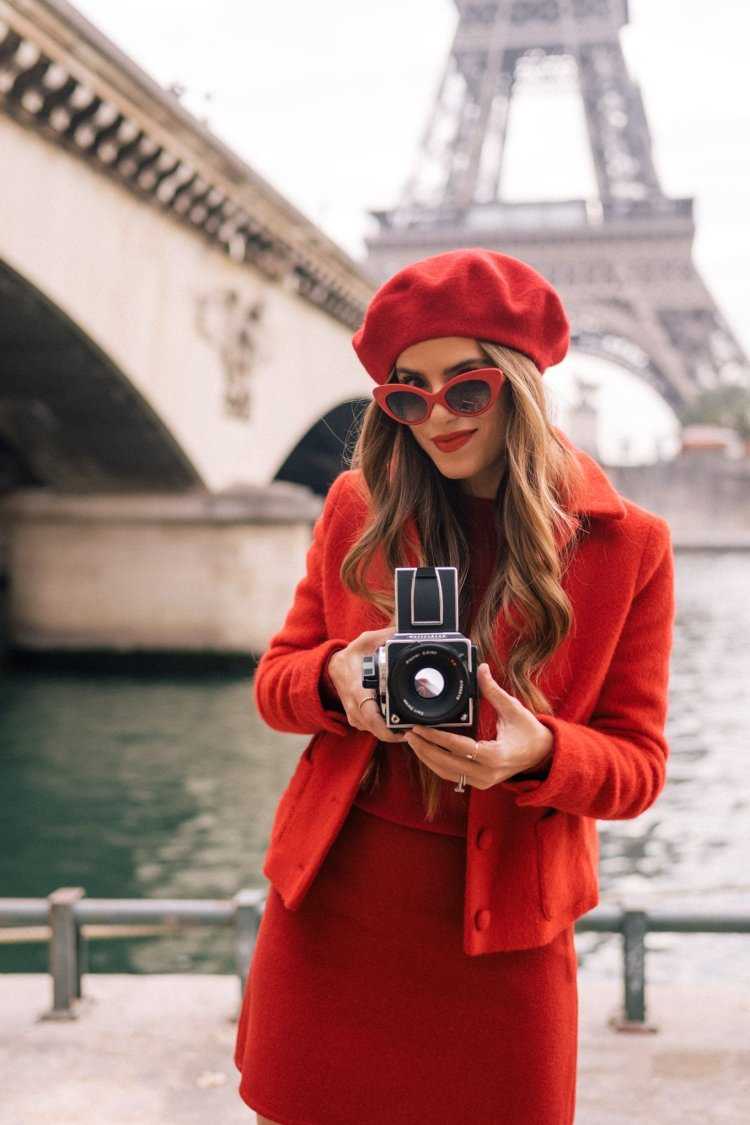 Женщина в шляпке за столиком