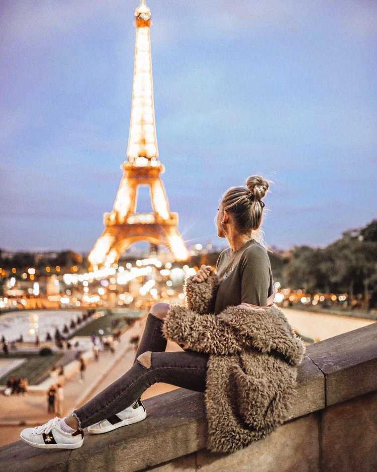 Девушка в парижском кафе