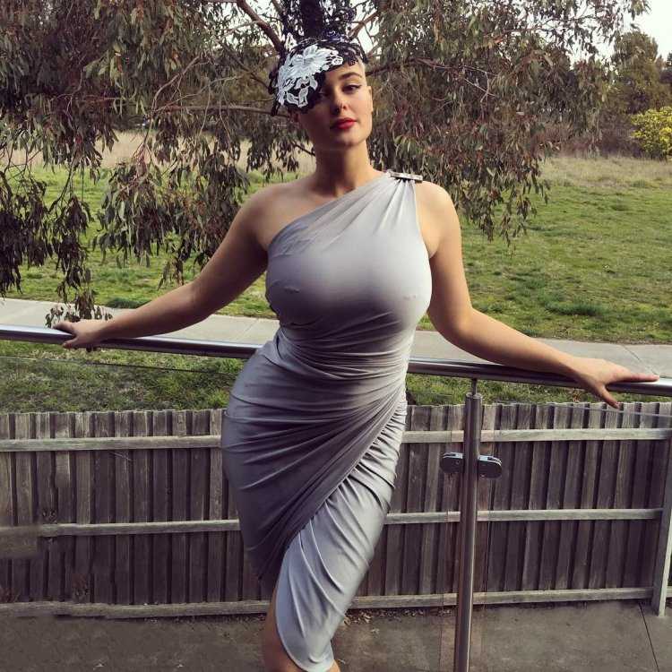 Stefania Ferrario бюст