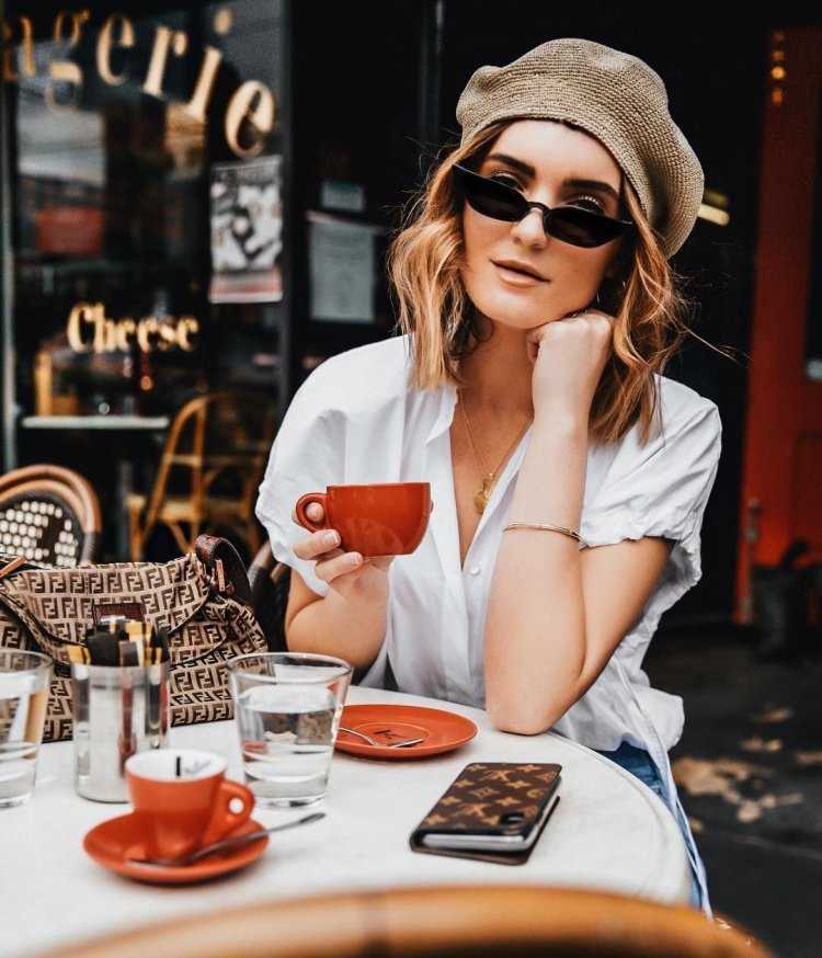 Стильная девушка в кафе