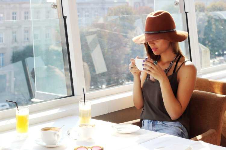Девушка в кафе у окна