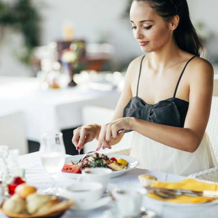 Девушка обедает в ресторане