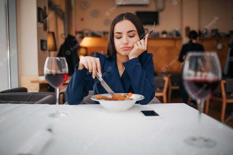 Сидит за столом