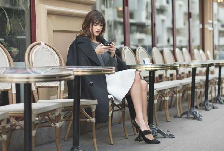 Француженка в кафе