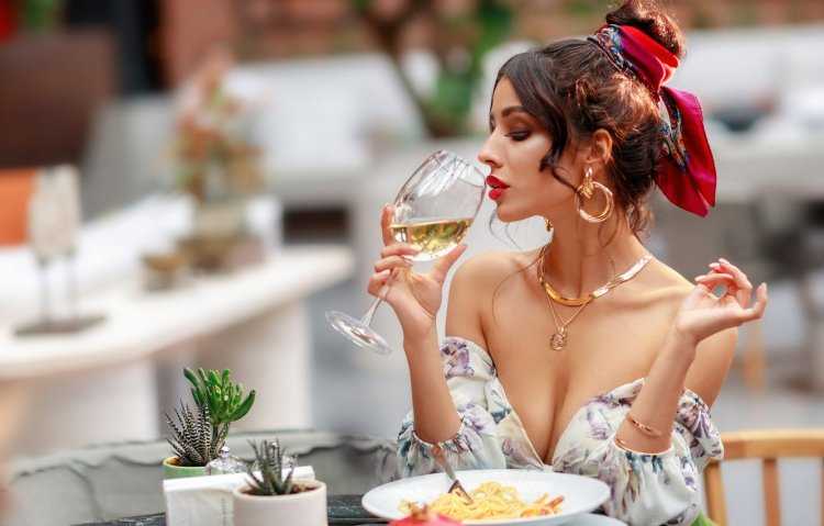 Девушка с бокалом