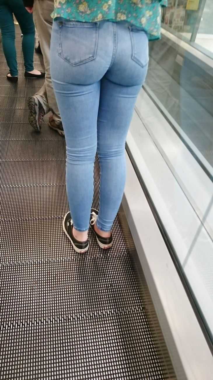 Обтягивающие джинсы в метро