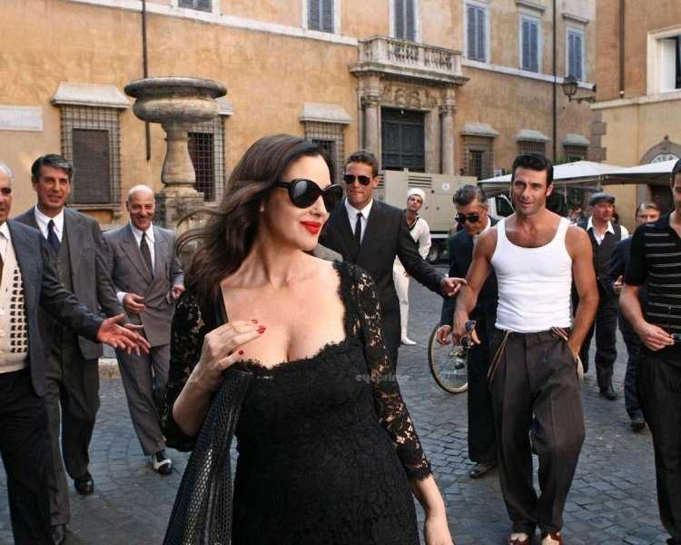 Моника Беллуччи в окружении мужчин