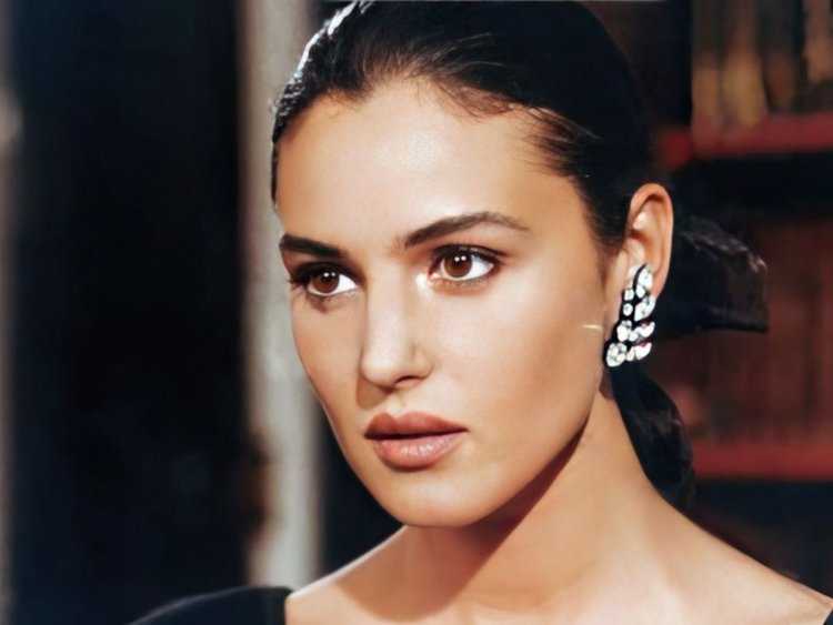 Моника Беллуччи в юности