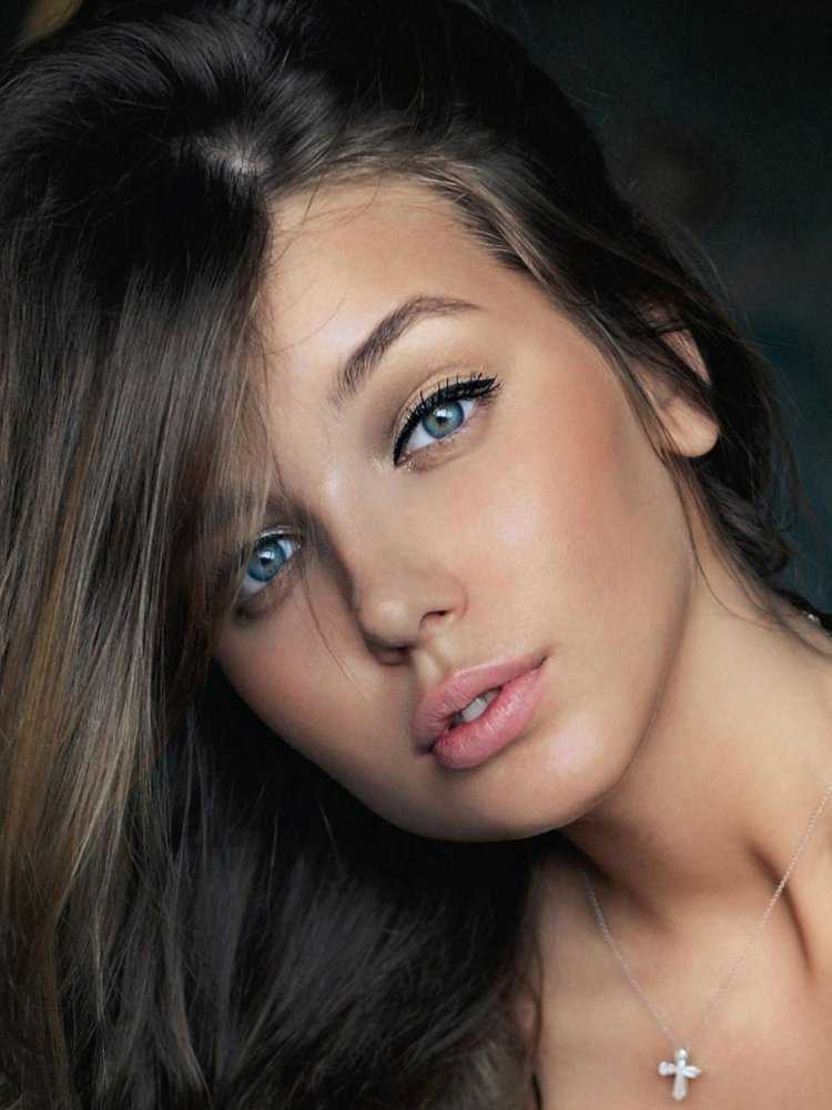 Брюнетка с голубыми глазами