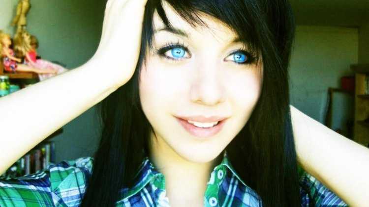 Девушка с черными волосами