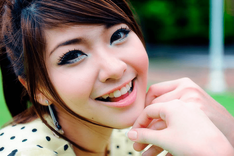 Японка с голубыми глазами