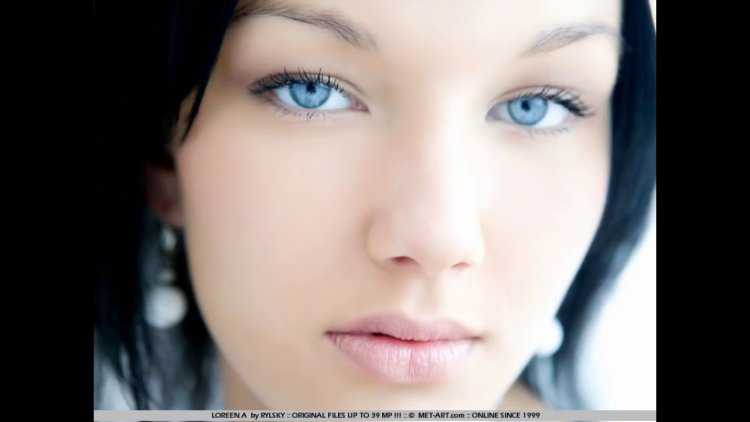 Китаянка с голубыми глазами