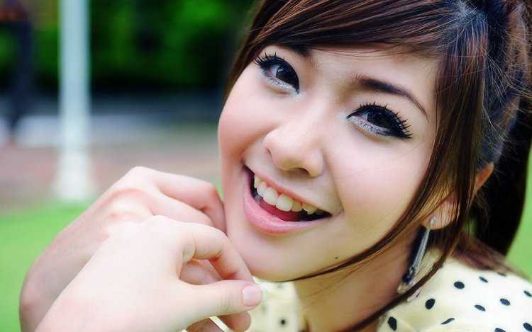 Японка с голубыми глазами