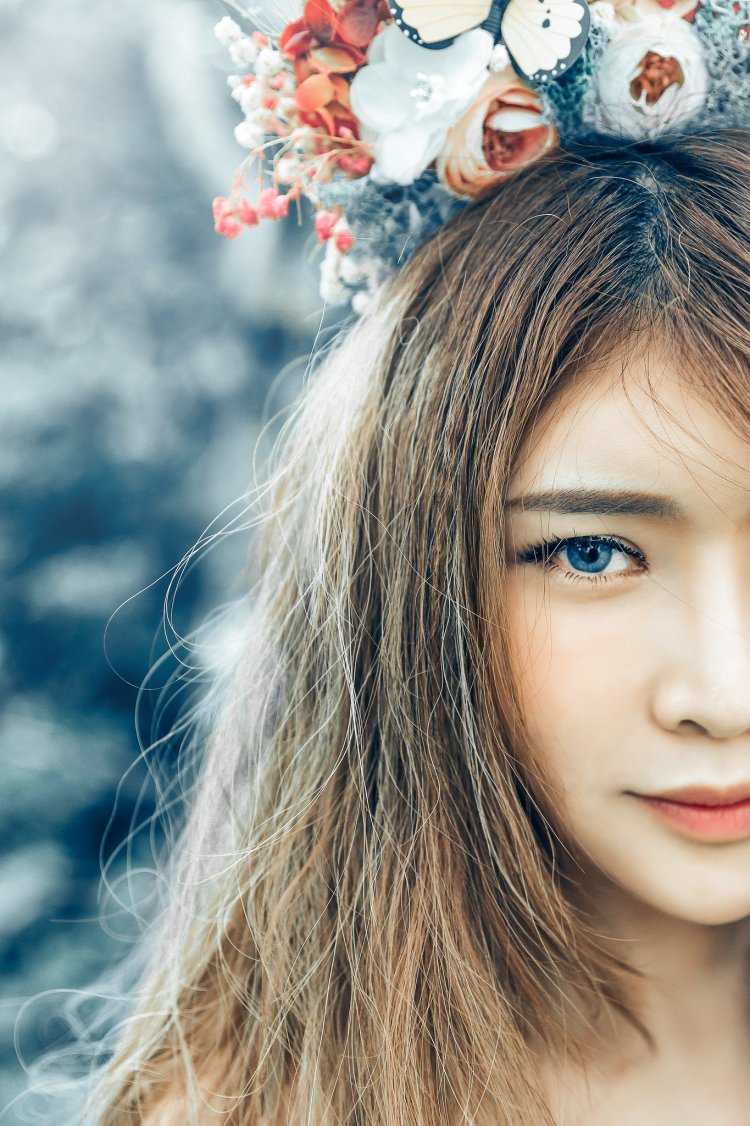 Японка с голубыми глазами