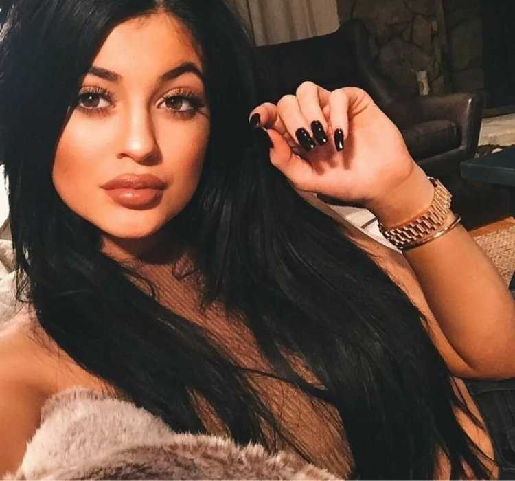 Кайли Дженнер брюнетка