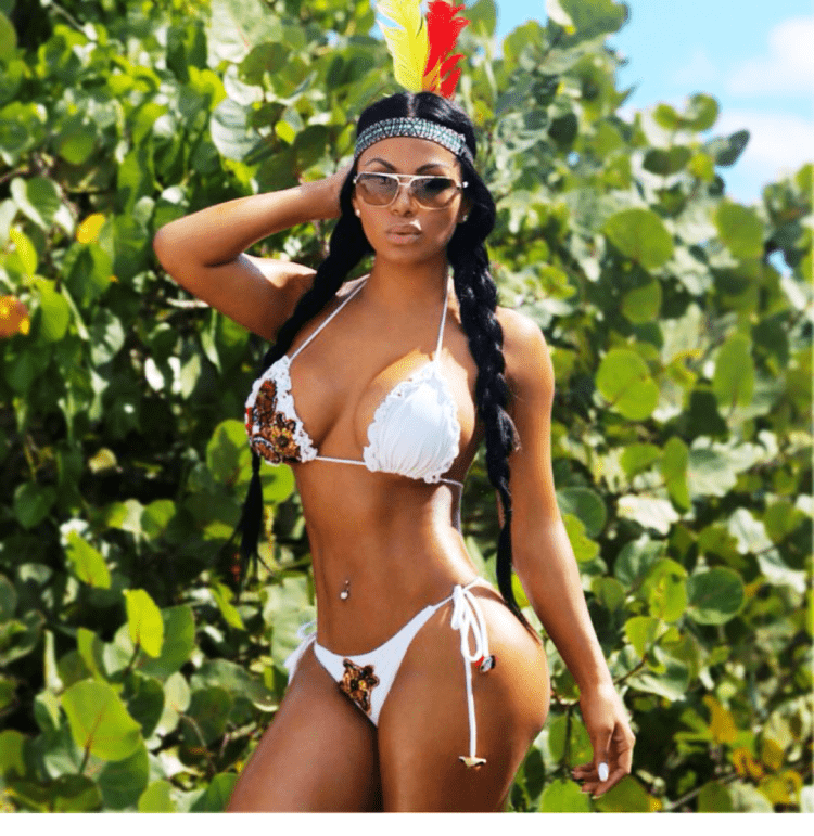 Долли Кастро в бикини