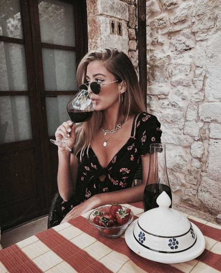 Девушка с вином