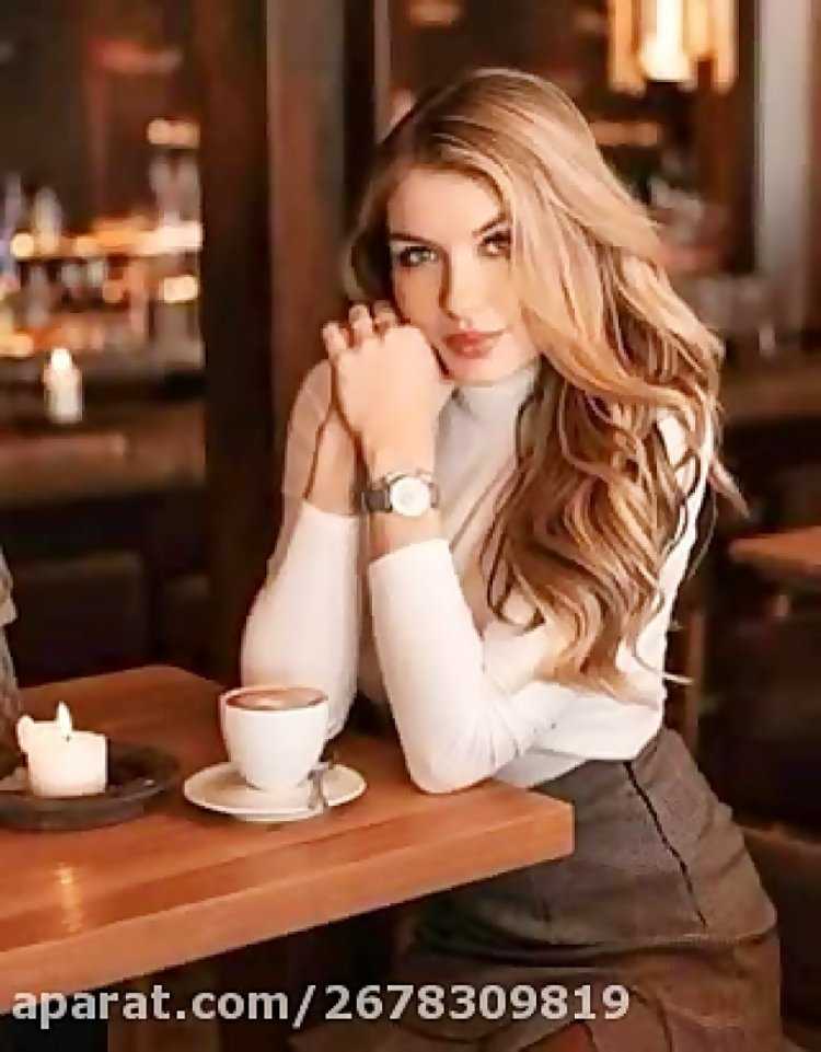 Девушка в кофейне