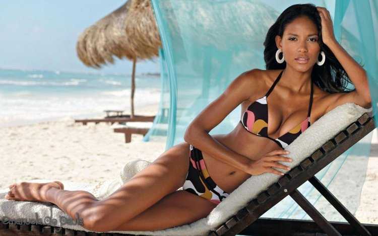 Эмануэла де Паула в купальнике