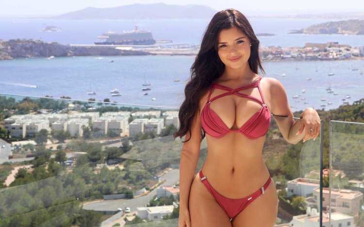 Деми Роуз в бикини