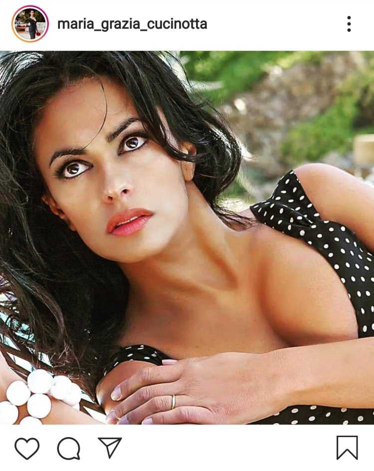 Мадалина Диана Генеа hot