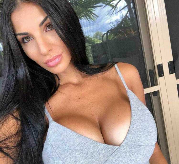 Libby Powell грудь