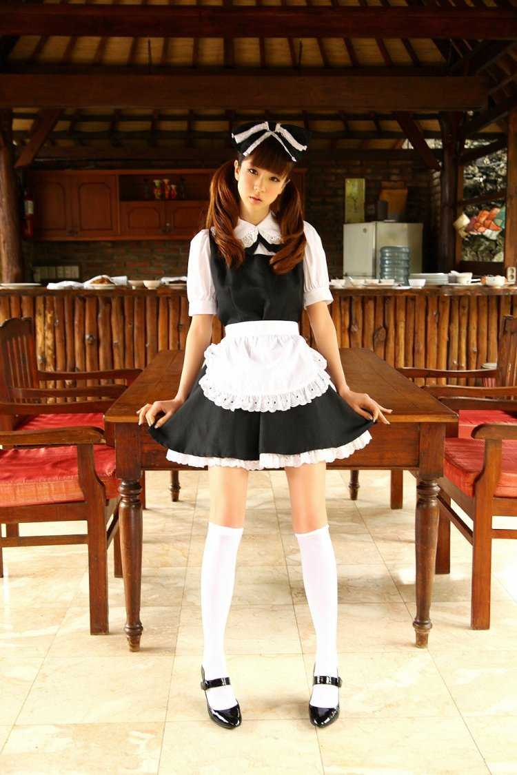 Мияко Хошино в костюме горничной