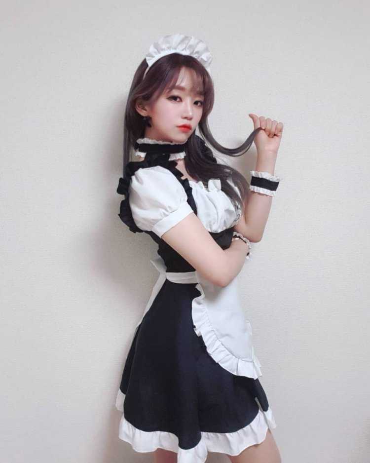 Кореянка в костюме горничной