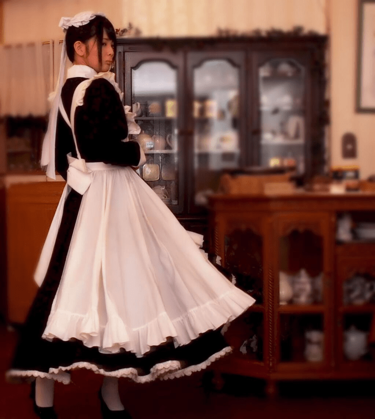 Пышное платье горничной