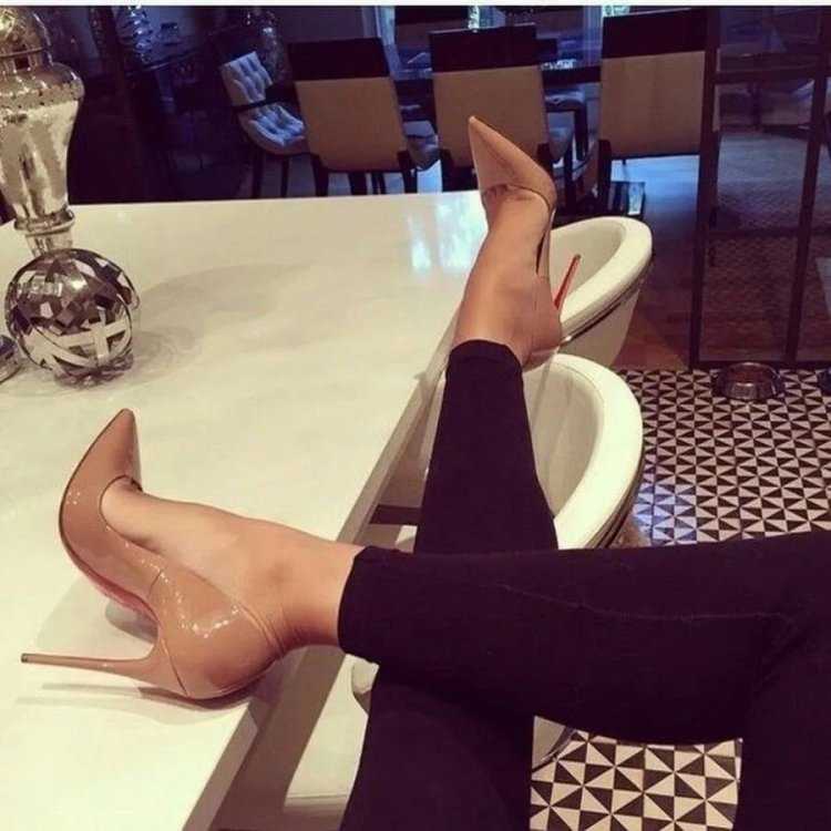 Селфи ног в туфлях на шпильке