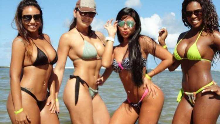 Бразильские девушки на море