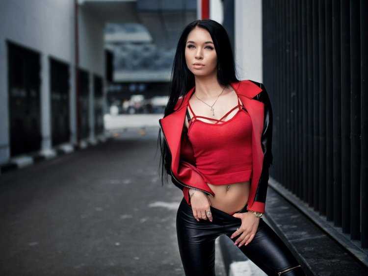 Грудастые девушки в кожаных куртках