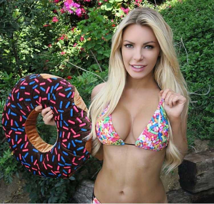 Жаклин Биг Титс