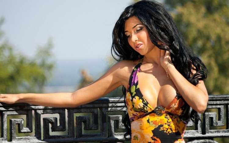 Смуглые грудастые брюнетки