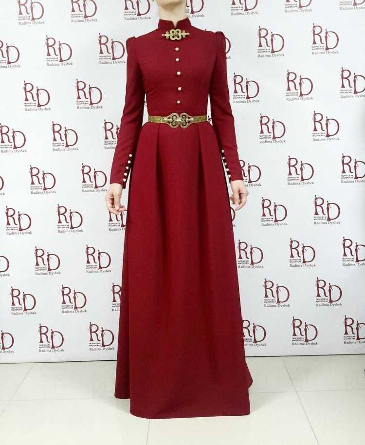 Грузинское национальное платье красно