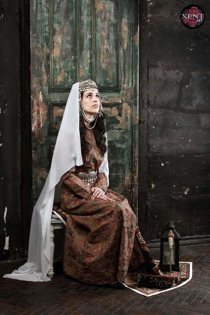 Грузинка в платье