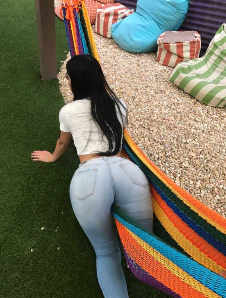 Jailyne Ojeda Ochoa в шортах